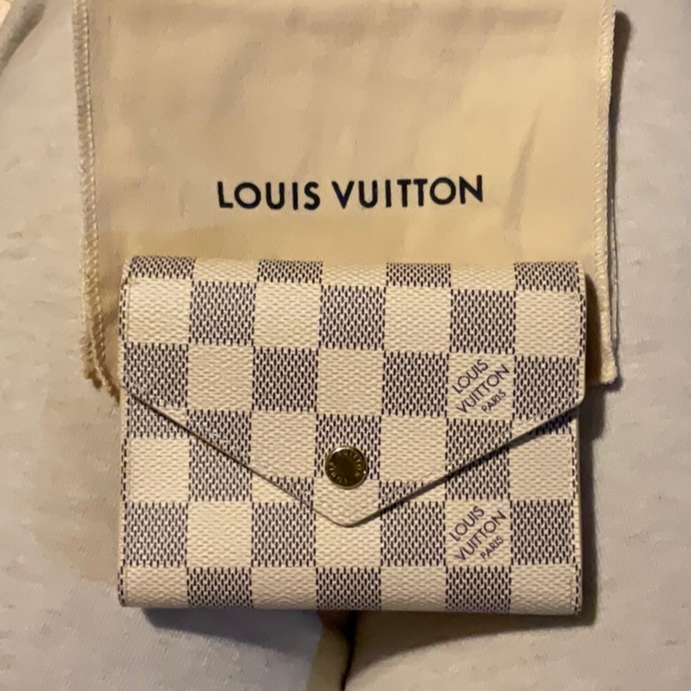 Louis Vuitton Victorine - Damier Azure - gold button (not leather) and pink